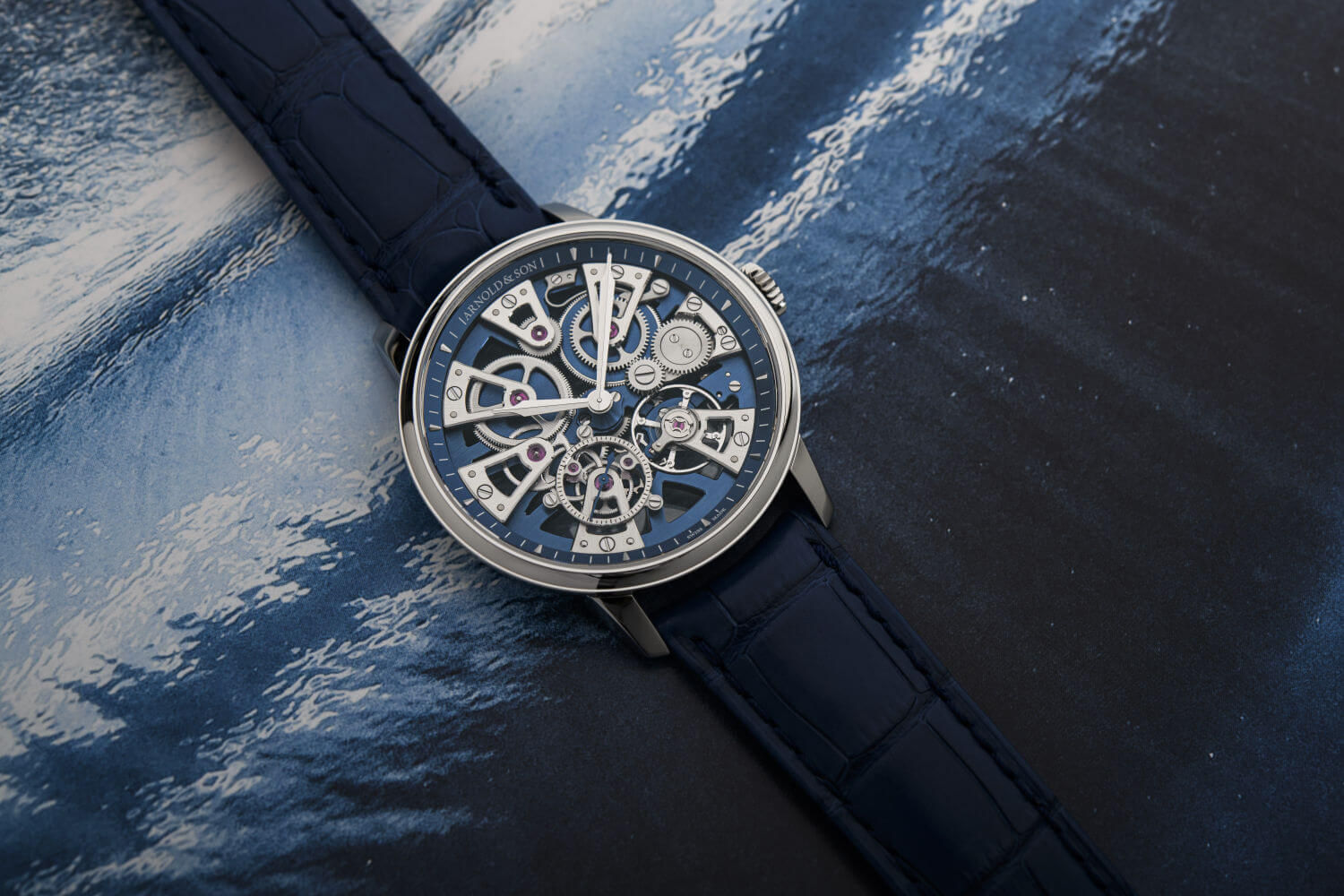 Arnold & Son Nebula 40 : une édition bleue en acier au squelette rayonnant