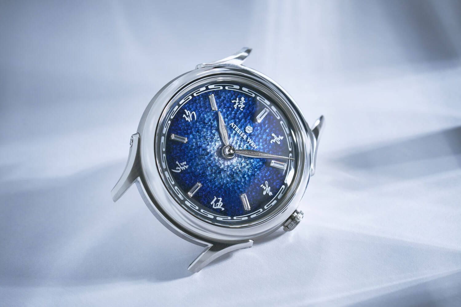 Ancestra d'Atelier Wen : toute la beauté d'un cadran bleu fumé martelé en émail grand feu !