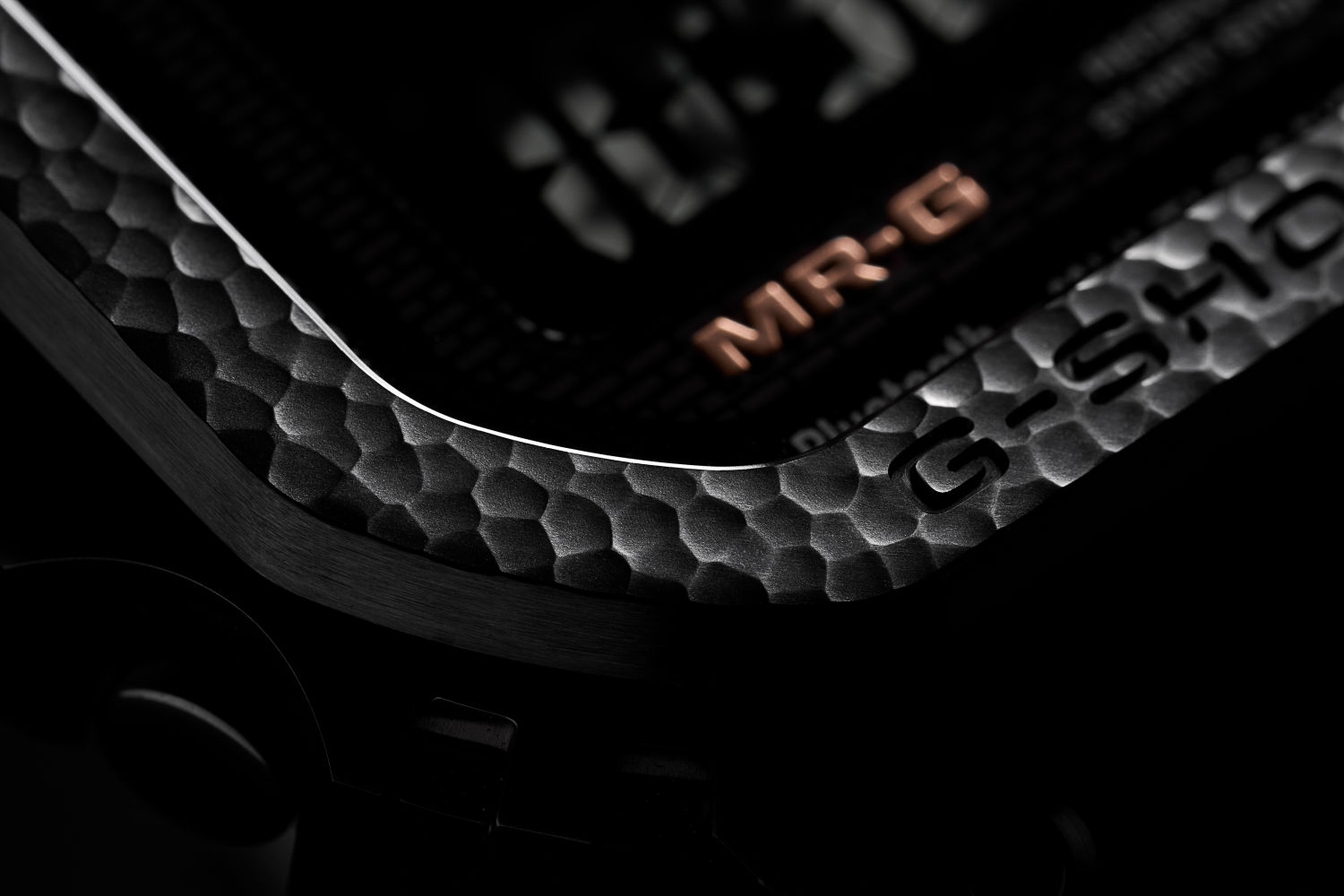 G-SHOCK MRG-B5000HT : la technique du martelage tsuiki à l'honneur