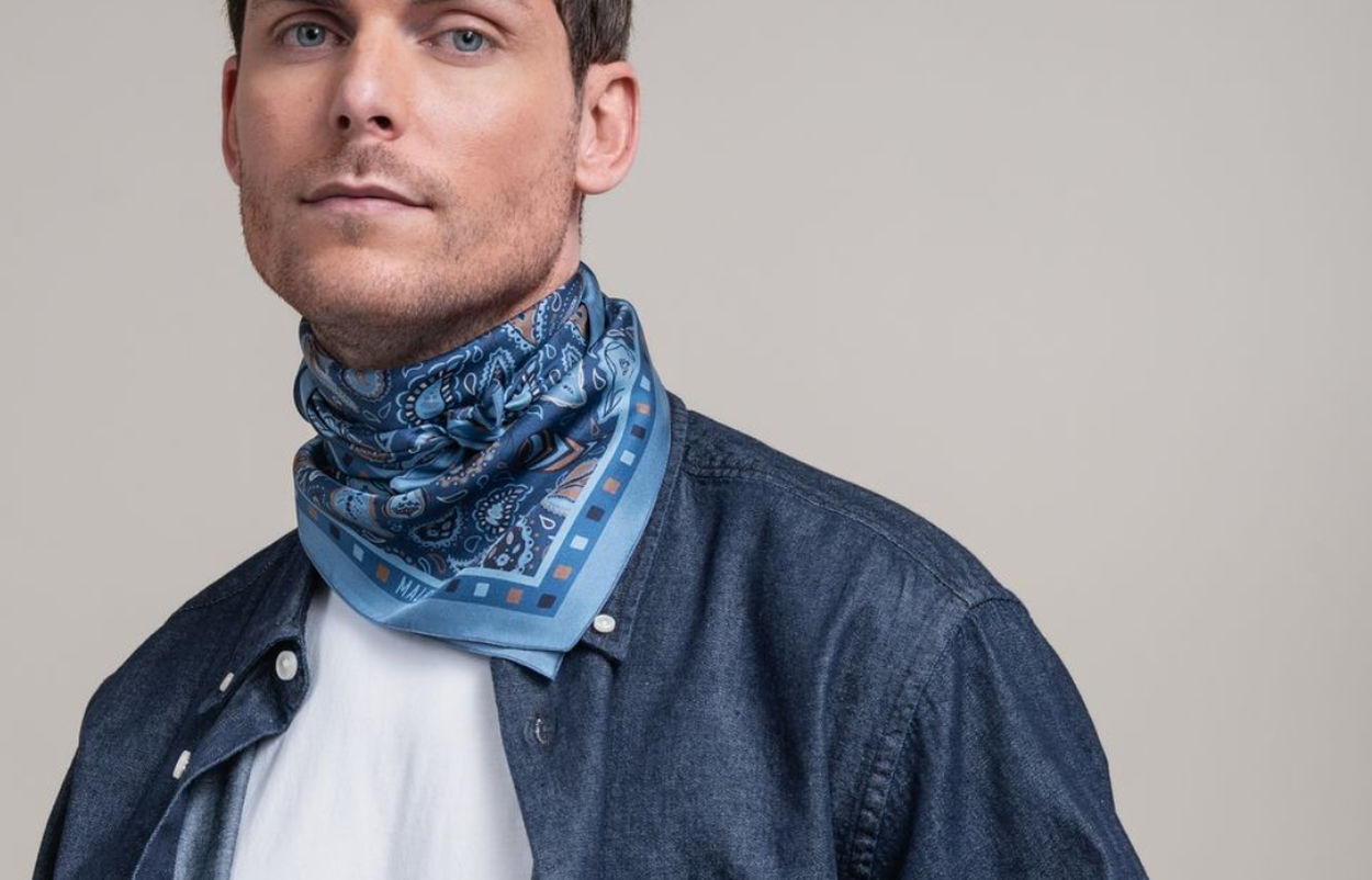 Le bandana : du plus chic au plus rock, le petit foulard versatile par essence