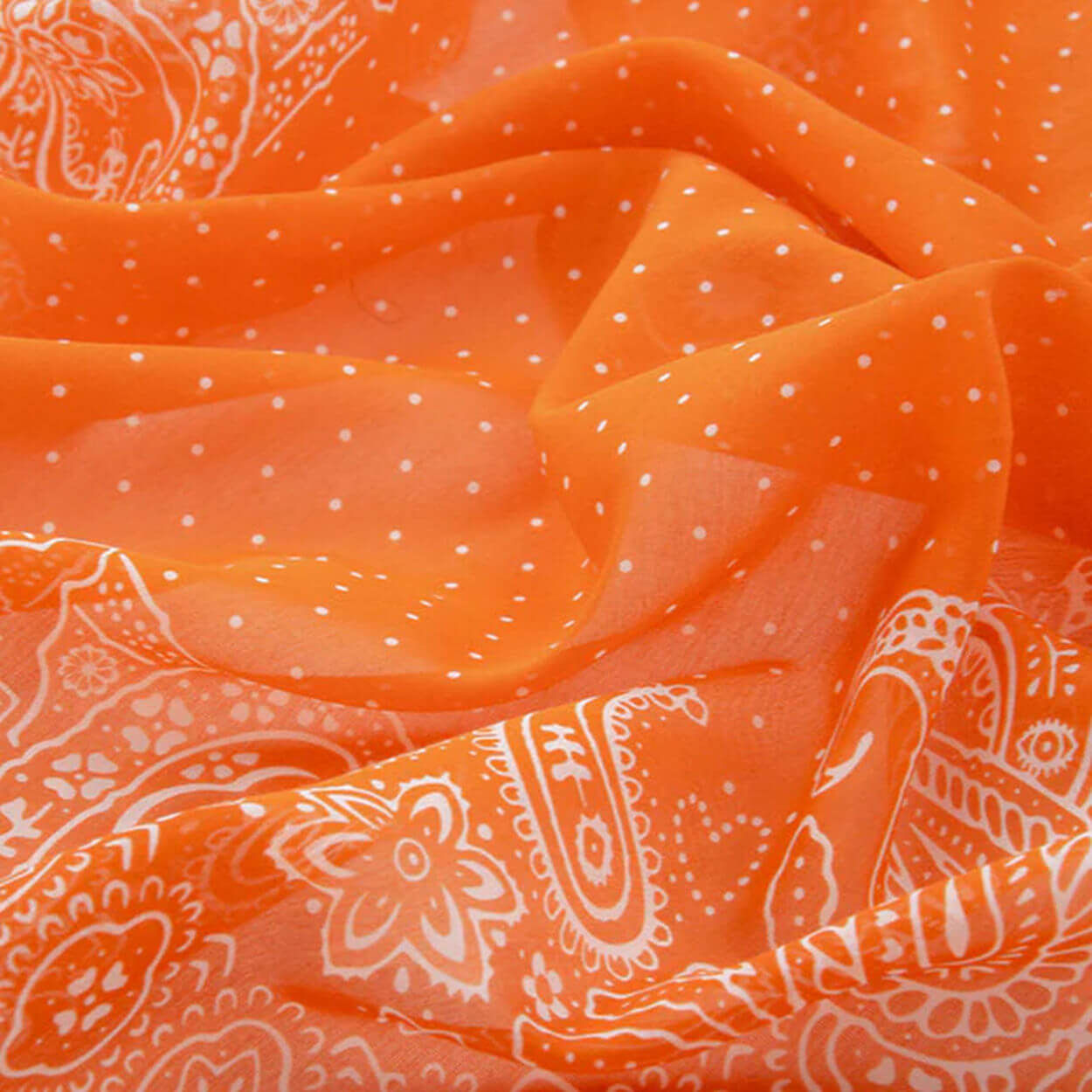 Le bandana : du plus chic au plus rock, le petit foulard versatile par essence