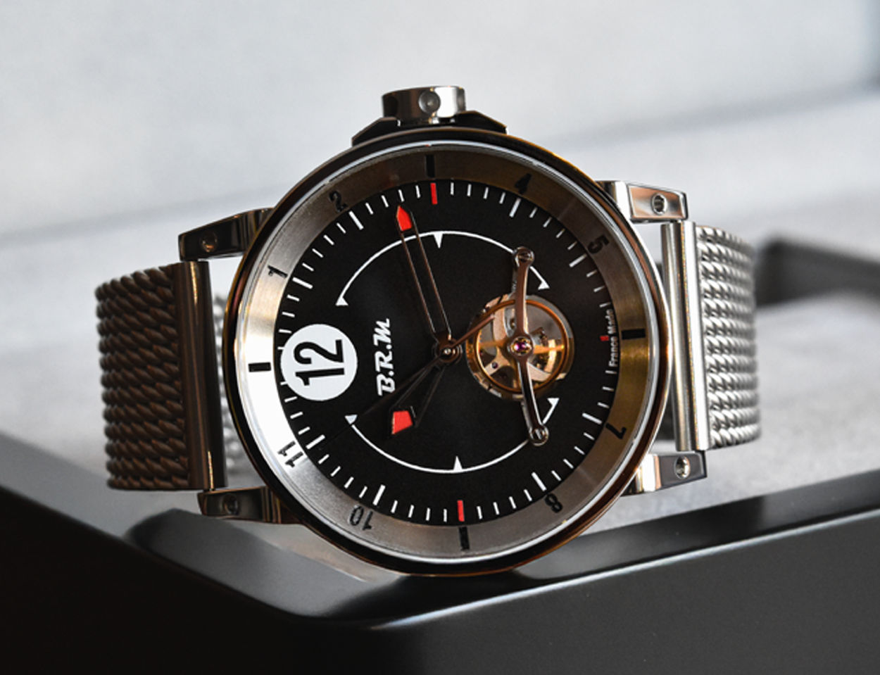 BRM V6-42-EV : échappement visible pour montre sportive et racée à la fois