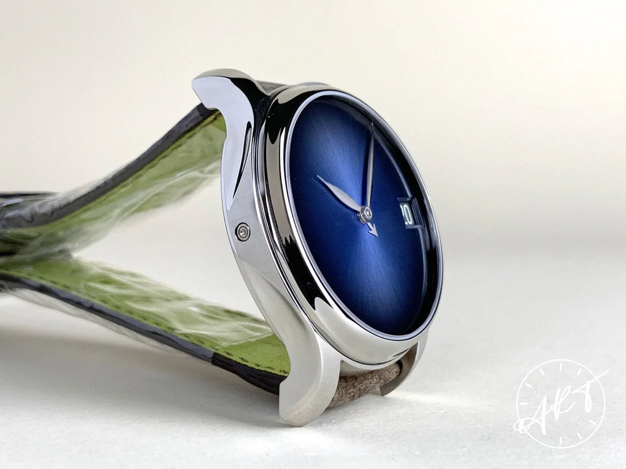 Une Moser & Co Endeavor QP en acier vendue par Artwatches.com