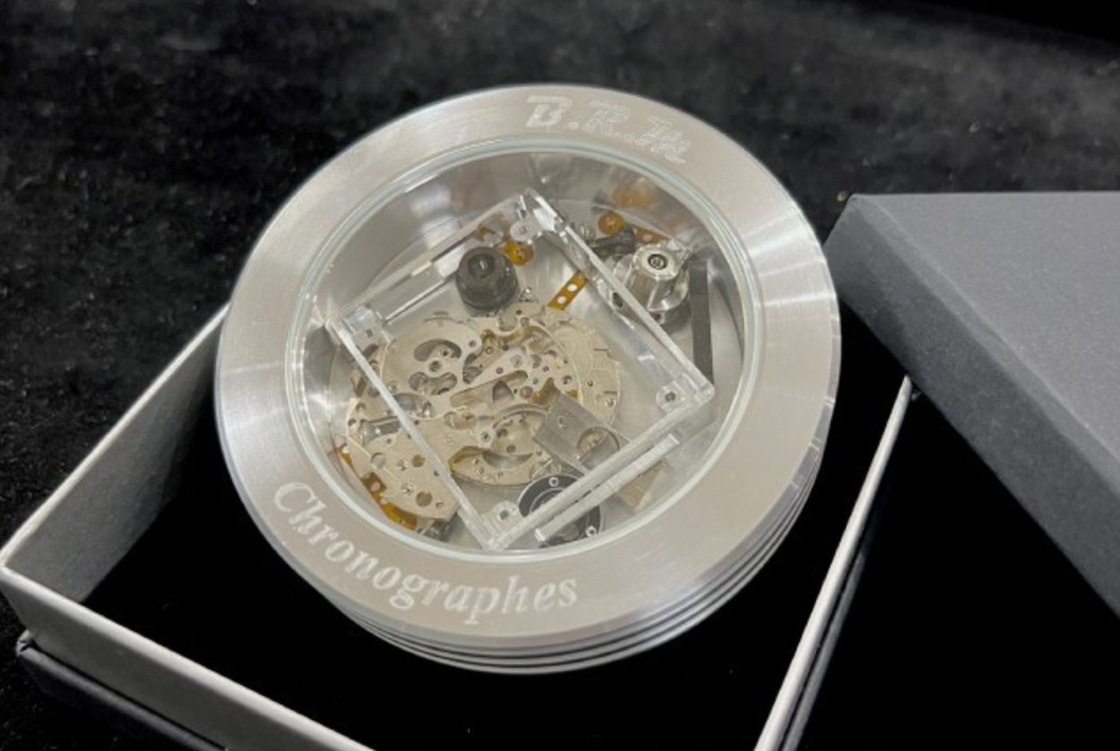 BRM : le presse-papiers en aluminium et composants horlogers