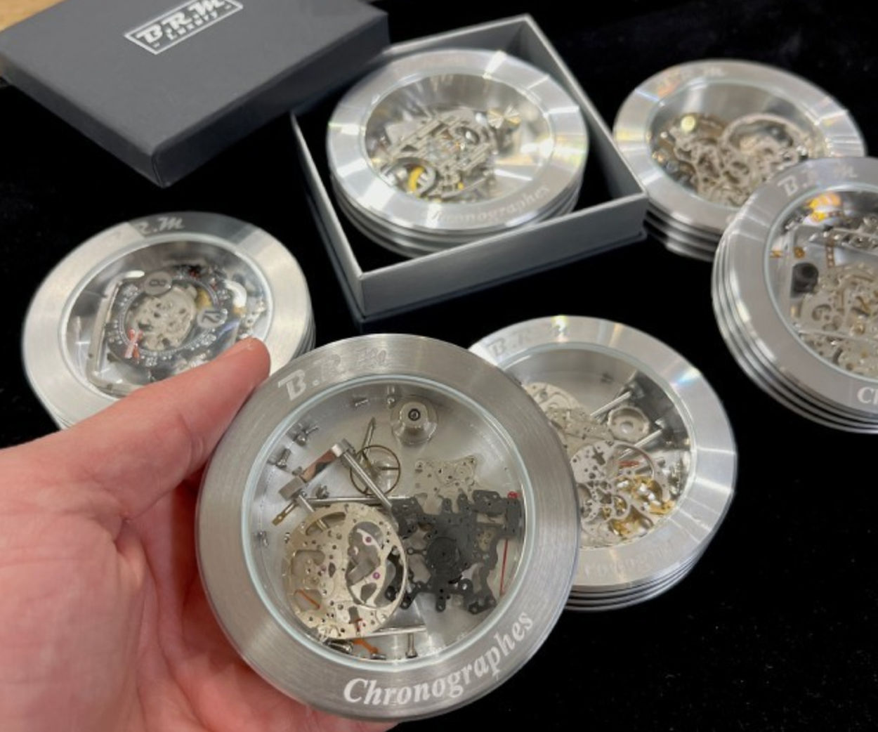 BRM : le presse-papiers en aluminium et composants horlogers