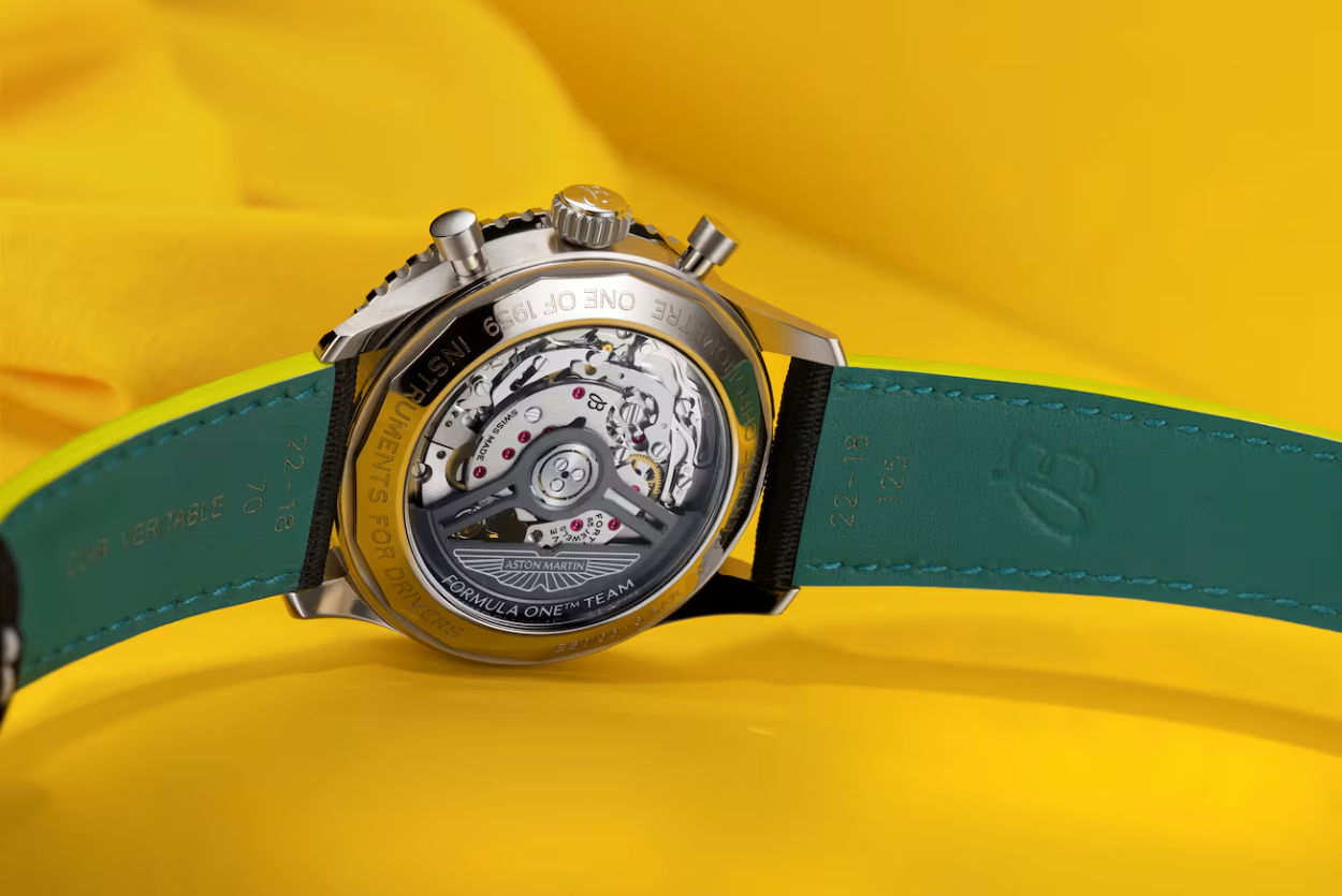 Navitimer B01 Chronograph 43 Aston Martin Aramco F1 : la toute première Navitimer en titane
