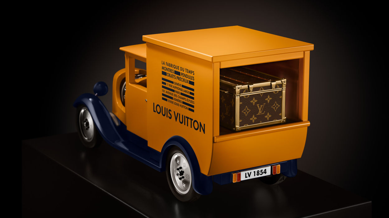 Les légendaires camionnettes Louis Vuitton se réinventent en objets du temps