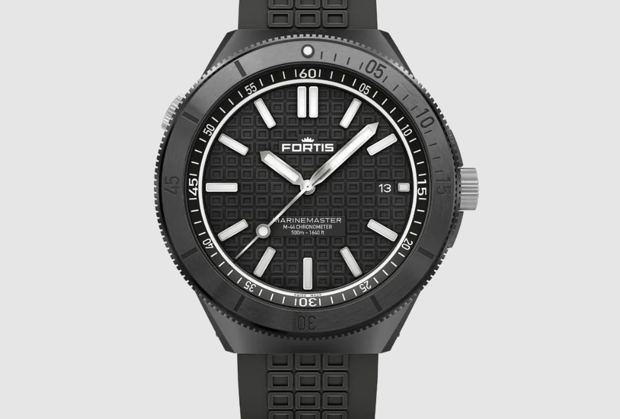 Fortis Marinemaster M-44 DLC : une tool-watch efficace qui se pare de noir