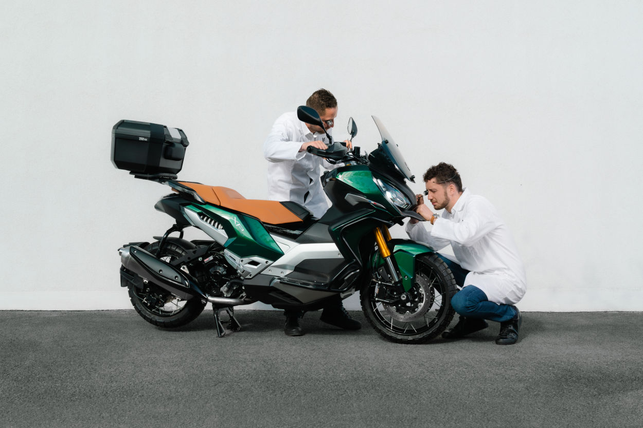 Une Lip Himalaya Squelette automatique aux couleurs du maxi-scooter XP400 de Peugeot