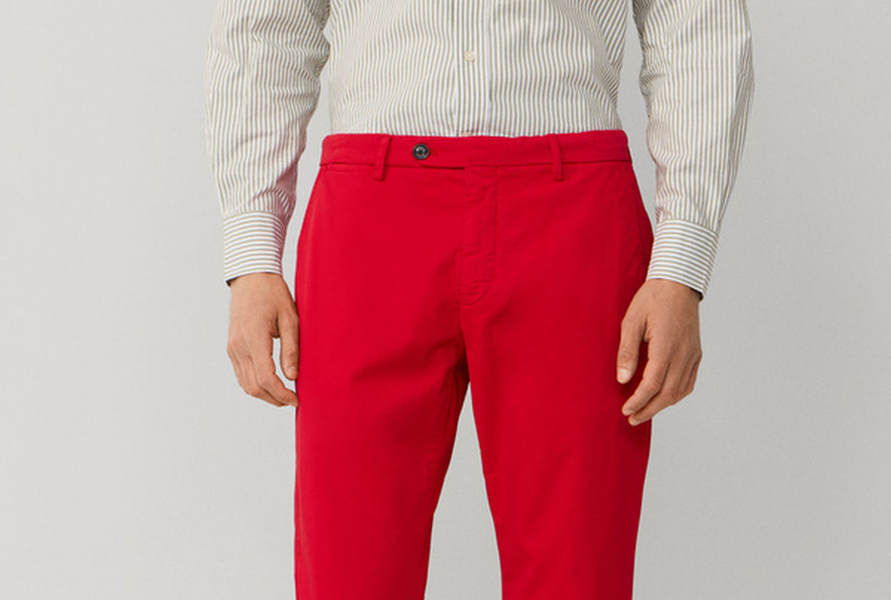 Pantalon en toile rouge ou rose : pour les audacieux