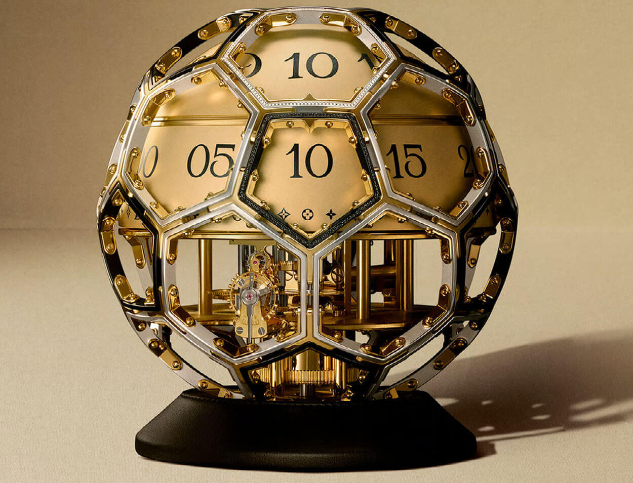 Sotheby's : une pièce unique Louis Vuitton x L'Epée 1839 aux enchères pour l'UNICEF
