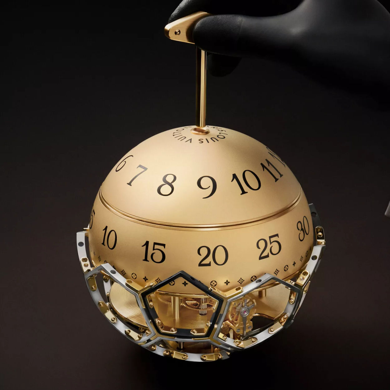 Sotheby's : une pièce unique Louis Vuitton x L'Epée 1839 aux enchères pour l'UNICEF