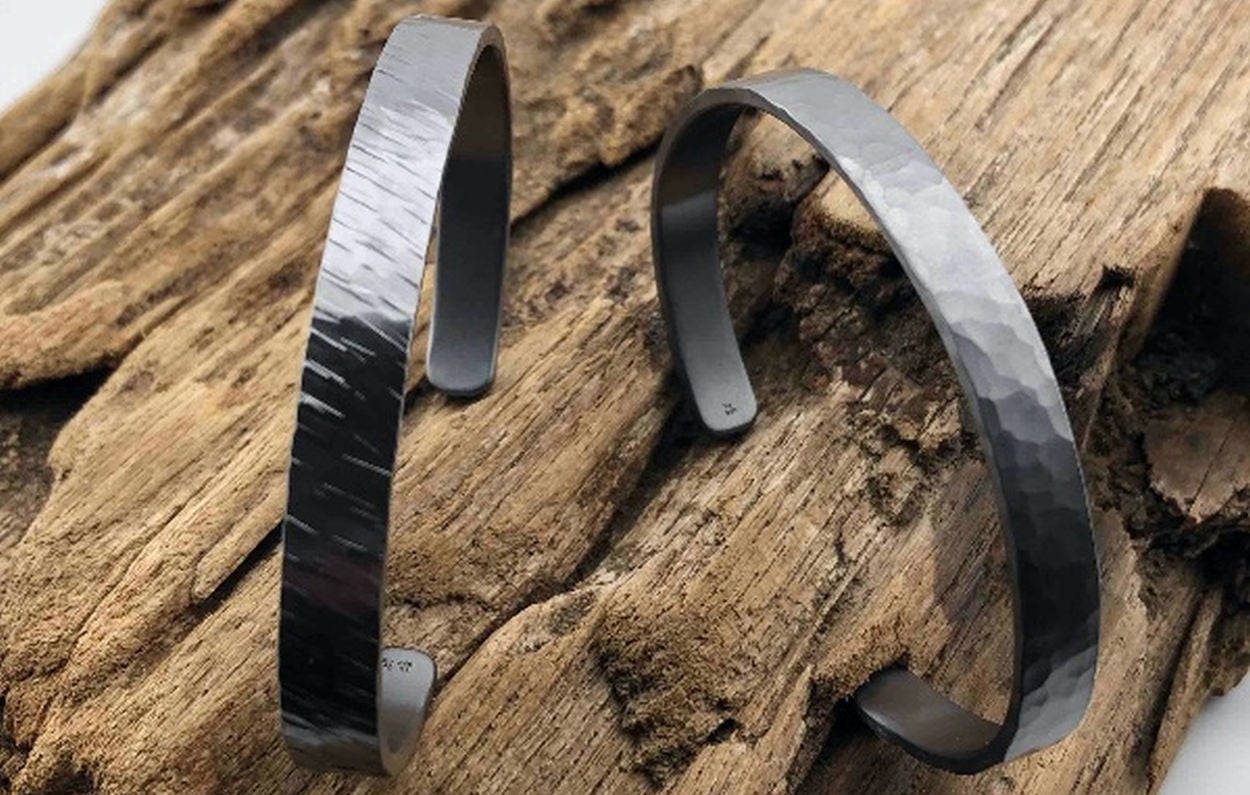 Les bracelets en tantale de l'Atelier du Tantale : des bracelets de force !