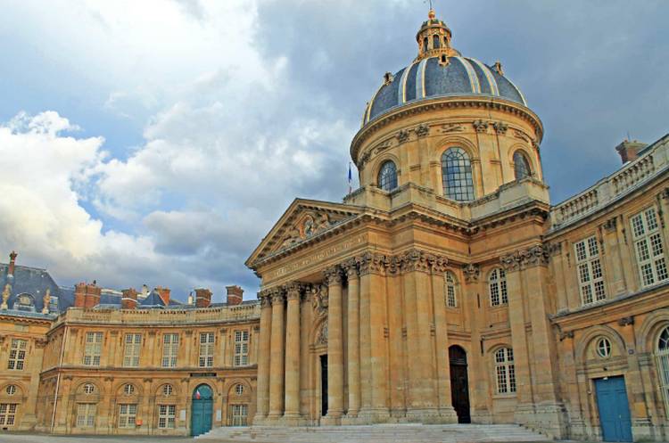 Un nouveau cadran solaire dans la cour d'honneur de l'Institut de France
