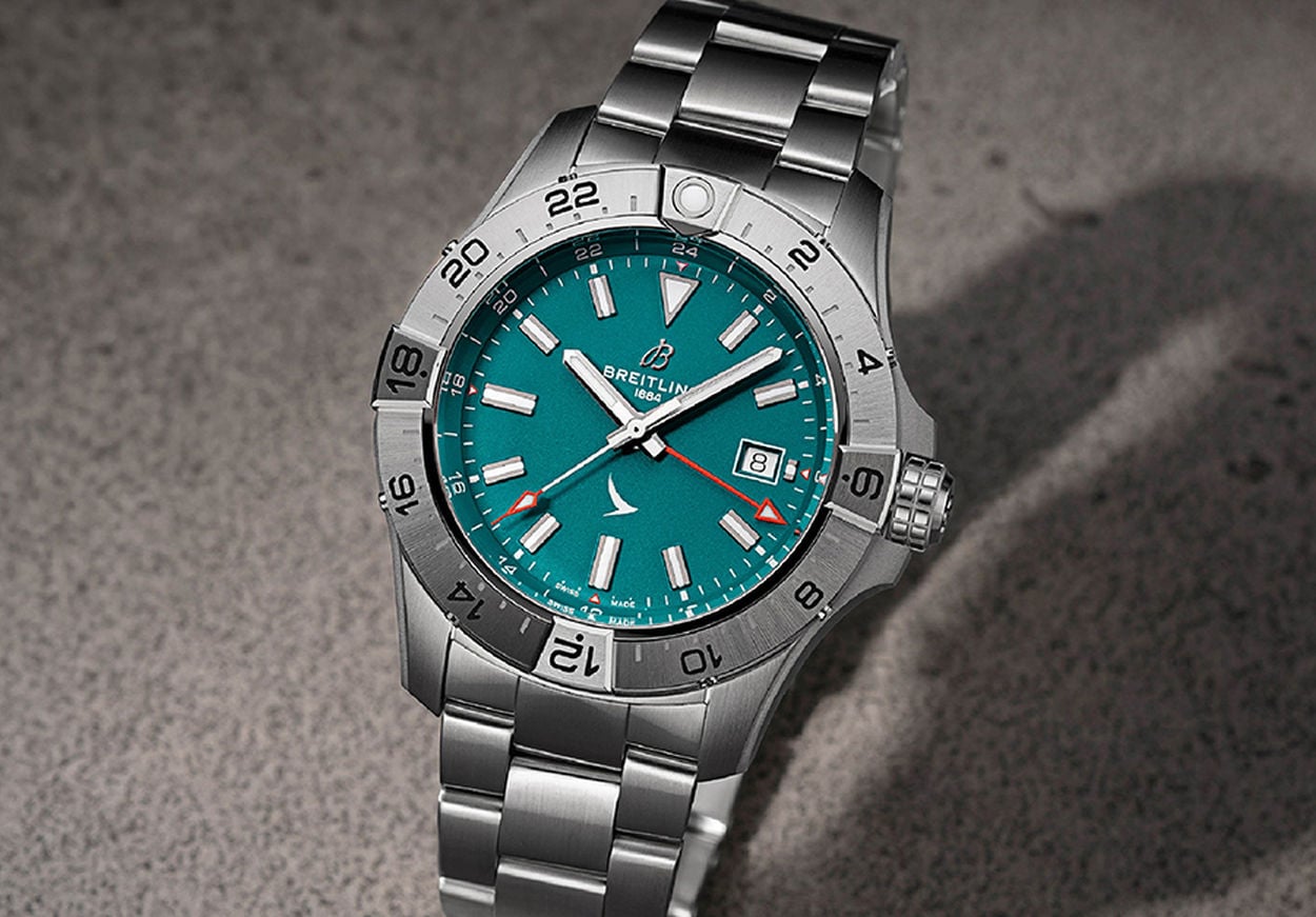 Breitling Avenger Automatic GMT 44 : Cathay Pacific célèbre ses 80 ans en 300 montres