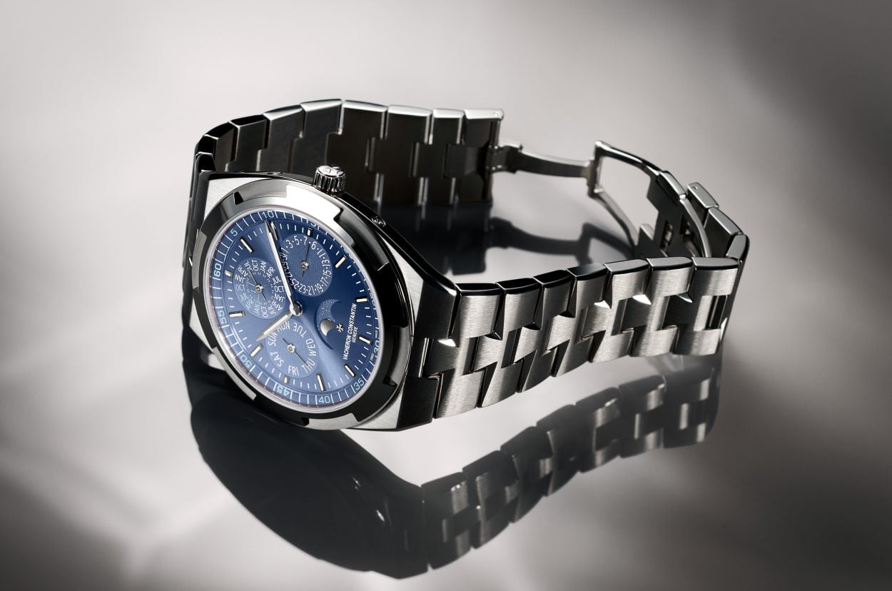 Vacheron Constantin : une Overseas QP ultra-plat en or blanc avec cadran azur en édition limitée