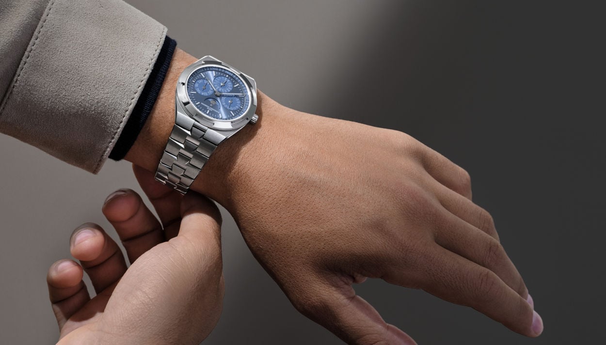 Vacheron Constantin : une Overseas QP ultra-plat en or blanc avec cadran azur en édition limitée