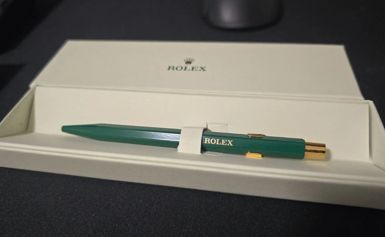 Rolex et Caran d'Ache : le discret stylo vert offert à certains clients de la marque à la couronne