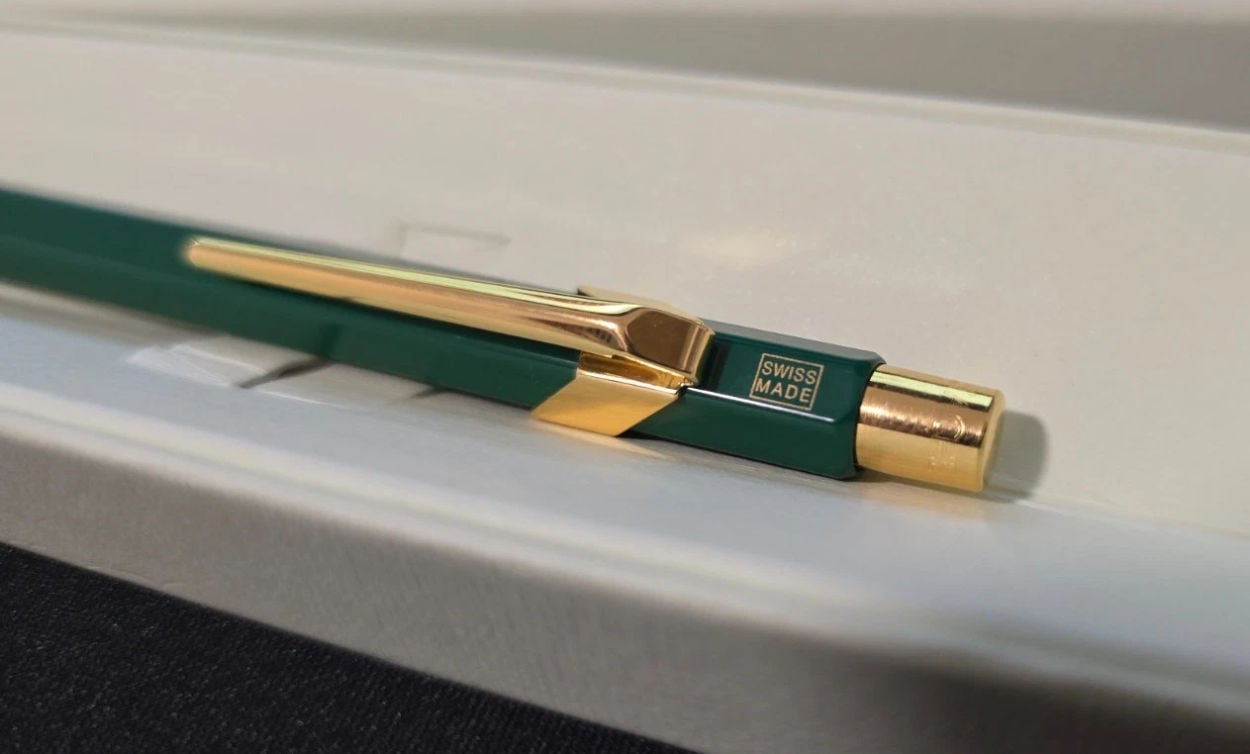 Rolex et Caran d'Ache : le discret stylo vert offert à certains clients de la marque à la couronne