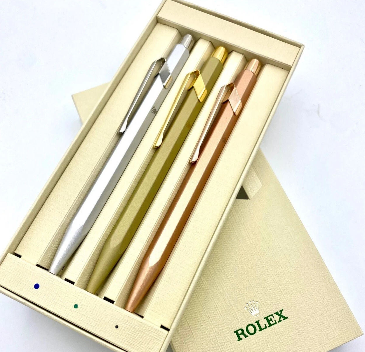 Rolex et Caran d'Ache : le discret stylo vert offert à certains clients de la marque à la couronne