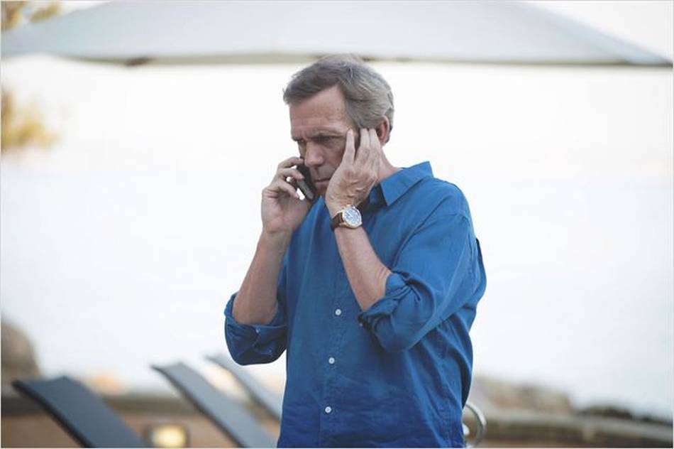 The Night Manager : Hughes Laurie porte un chrono Spitfire IWC en or rose