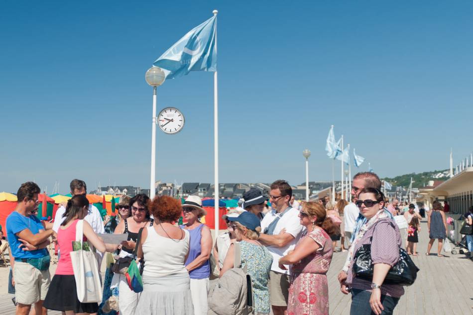 Deauville : deux horloges Mondaine sur les Planches