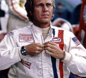 Le Mans : Steve McQueen porte une Heuer Monaco fond bleu