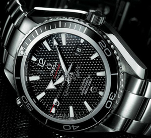 Quantum of Solace : une Seamaster Planet Ocean 600 m avec cadran noir façon Walter PPK Quantum of Solace : une Seamaster Planet Ocean 600 m avec cadran noir façon Walter PPK