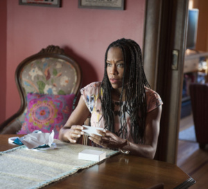 The leftovers : Regina King porte une Rolex Lady Datejust en or et acier