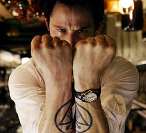 Constantine : Keanu Reeves porte une Oris Modern Classic