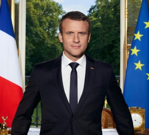 Le président Macron pose avec l'horloge du Conseil des ministres
