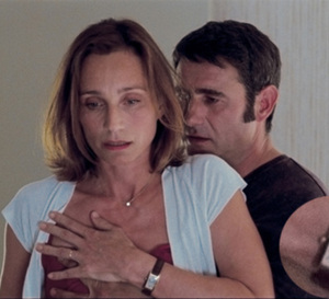 Partir : Kristin Scott Thomas porte une Tank américaine en or de chez Cartier
