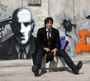 Une arnaque presque parfaite : Adrien Brody porte une TAG Heuer Carrera chronographe