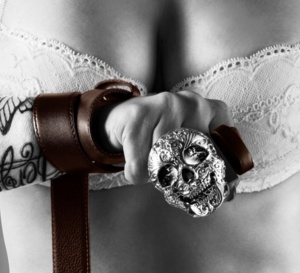 T F Est. 1968 : ceinture et boutons de manchette "skull" horloger