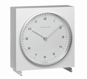 Junghans : le temps élégant des pendulettes de bureau Max Bill