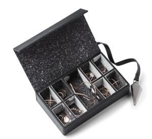 Tumi : bijoux voyageurs grâce à une collab' avec la créatrice Eva Fehren