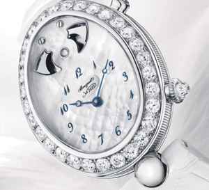 Breguet Reine de Naples 8978, Sonnerie au passage : quand la haute horlogerie s’adresse aux femmes…