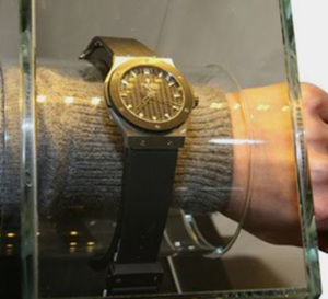 Watchtester : Hublot présente un nouveau concept de vitrine qui permet d’essayer la montre à votre poignet