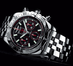 Breitling Blackbird Red Strike Limited Edition : chronographe et grande date en rouge et noir