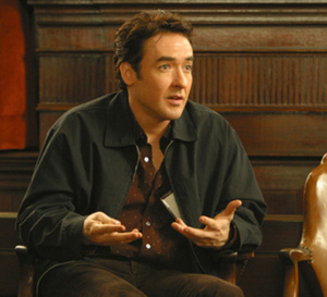 Le maitre du jeu : John Cusack porte une montre de poche Longines