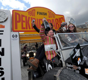 Frédérique Constant accueille les participants du rallye « Peking to Paris 2010 » sur la place Vendôme