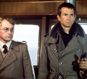 Les Loups de haute mer : Anthony Perkins porte un chrono Porsche Design