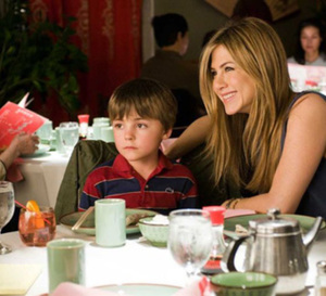 Une famille très moderne : Jennifer Aniston porte une Rolex Oyster Milgauss cadran blanc