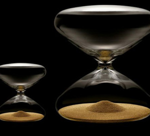 Le sablier Mini Hourglass de Marc Newson disponible chez Colette