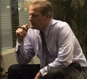 The looming tower : Jeff Daniels porte une Rolex Day-date en or jaune