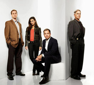 NCIS Enquêtes spéciales : Mark Harmon porte une Omega Seamaster Ploprof sur bracelet caoutchouc orange