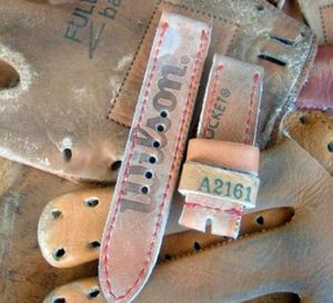 Eunos : des bracelets-montres réalisés dans des gants de baseball