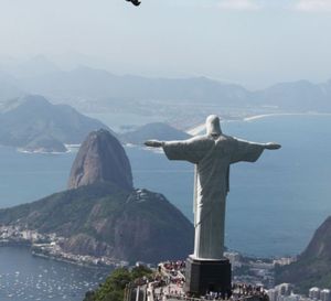Jetman fend le ciel de Rio de Janeiro avec Breitling