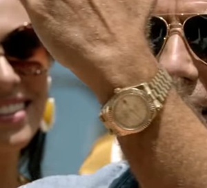 Speed kills : John Travolta porte une Rolex Day-date en or jaune