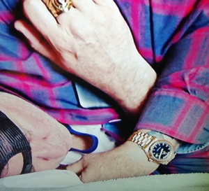 Rake : Anthony LaPaglia porte une Rolex Daydate de 40 mm en or rose